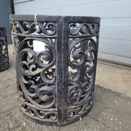 Runder gusseisen blumenkasten