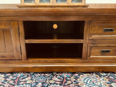 Klassische TV-schrank