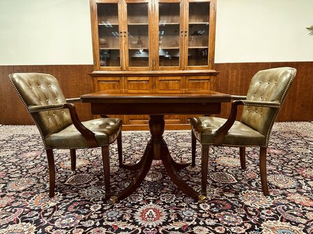 Heldense tisch mit 2 Chesterfield stühle