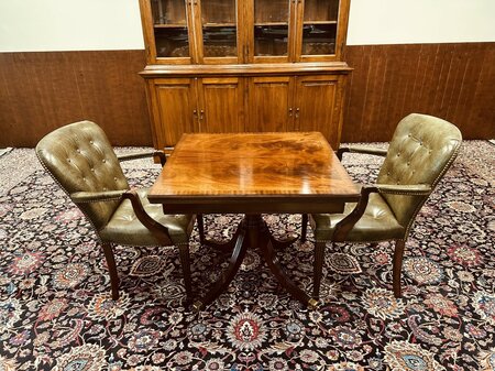 Heldense tisch mit 2 Chesterfield stühle