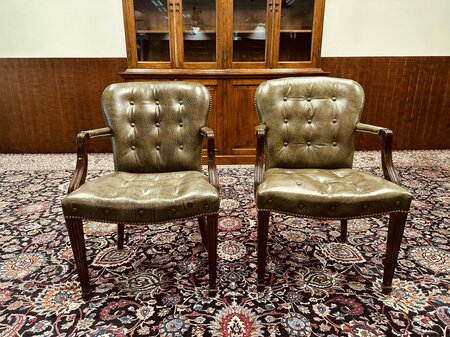 Heldense tisch mit 2 Chesterfield stühle