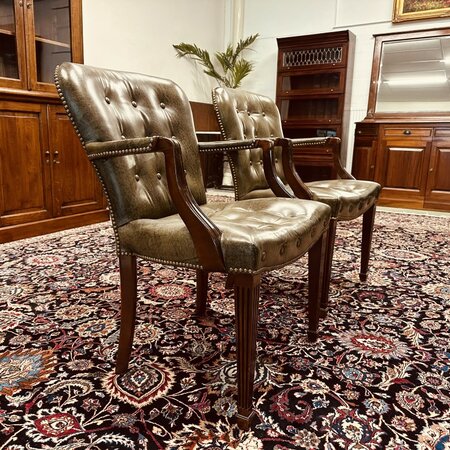 Heldense tisch mit 2 Chesterfield stühle