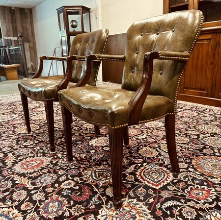 Heldense tisch mit 2 Chesterfield stühle