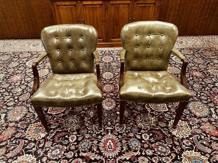 Heldense tisch mit 2 Chesterfield stühle