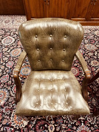 Heldense tisch mit 2 Chesterfield stühle