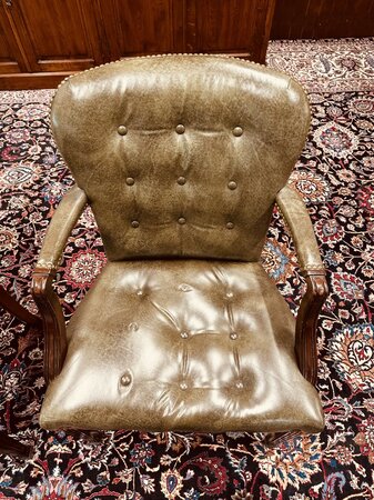Heldense tisch mit 2 Chesterfield stühle