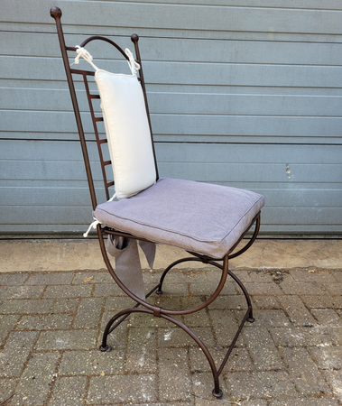 Klassische schmiedeeisen Gartenstühle mit Sitzkissen