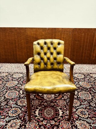 Englischer Chesterfield stuhl Olivgrün