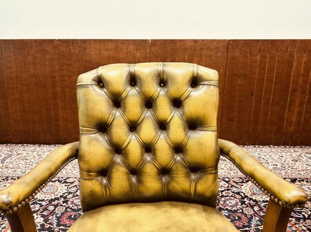 Englischer Chesterfield stuhl Olivgrün