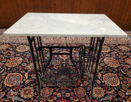 Antike gusseisen sidetable mit marmorplatte