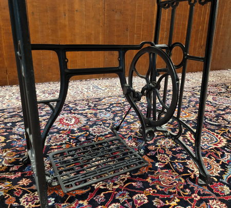 Antike gusseisen sidetable mit marmorplatte