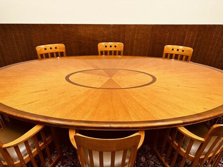 Ovaler Art Deco konferenztisch mit 8 Stühlen