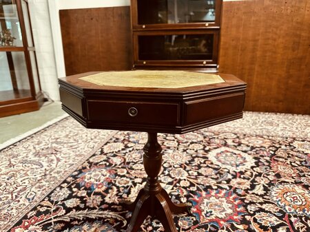 Antiker Englischer achteckige Couchtisch mit Lederplatte
