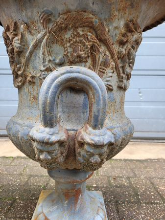 Antike gusseisen bartmann gartenvase