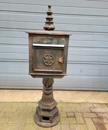 Antiker gusseisen Standbriefkasten