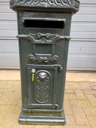 Alte gusseisen briefkasten