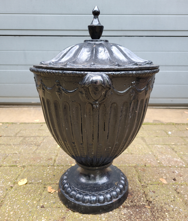 Antike gusseisen blumentopf mit deckel