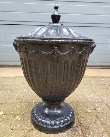 Antike gusseisen blumentopf mit deckel