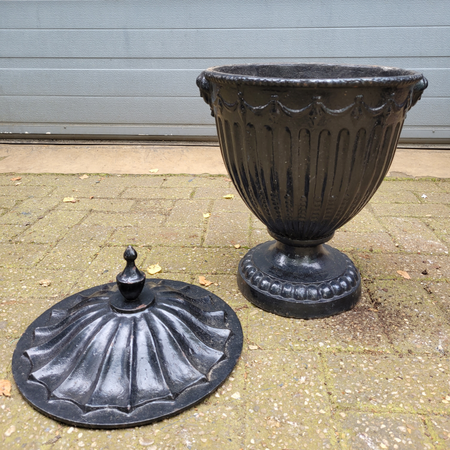 Antike gusseisen blumentopf mit deckel