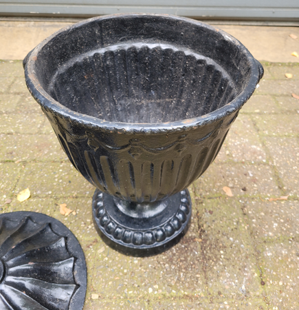 Antike gusseisen blumentopf mit deckel