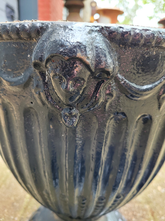 Antike gusseisen blumentopf mit deckel
