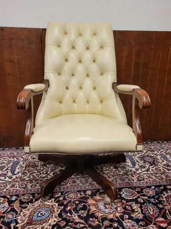 Englischer Springvale Chesterfield Bürostuhl Sessel mit Fußhocker