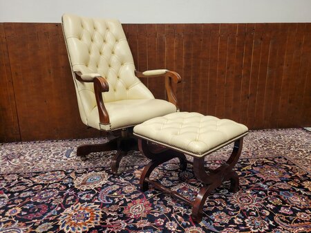 Englischer Springvale Chesterfield Bürostuhl Sessel mit Fußhocker
