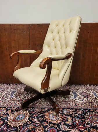 Englischer Springvale Chesterfield Bürostuhl Sessel mit Fußhocker