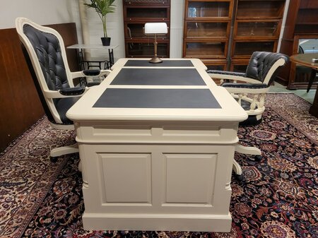 Klassisches englisches Chesterfield-Schreibtischset mit Bürostühlen und Lampe