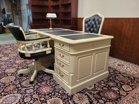 Klassisches englisches Chesterfield-Schreibtischset mit Bürostühlen und Lampe