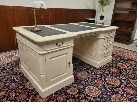 Klassisches englisches Chesterfield-Schreibtischset mit Bürostühlen und Lampe