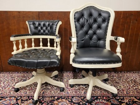 Klassisches englisches Chesterfield-Schreibtischset mit Bürostühlen und Lampe