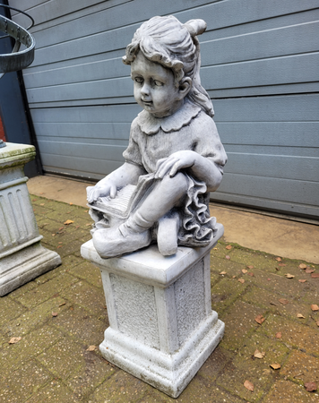Beton garten statue Kind auf Säule