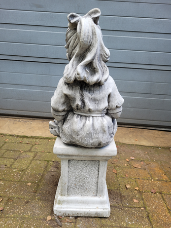 Beton garten statue Kind auf Säule