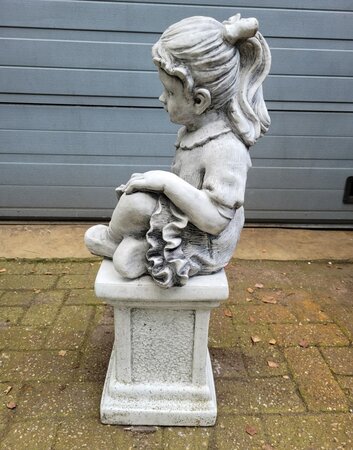 Beton garten statue Kind auf Säule