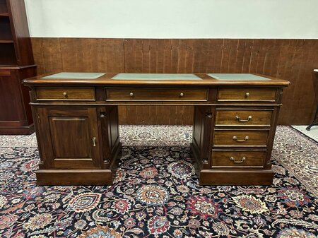 Klassische flacher mahagoni schreibtisch