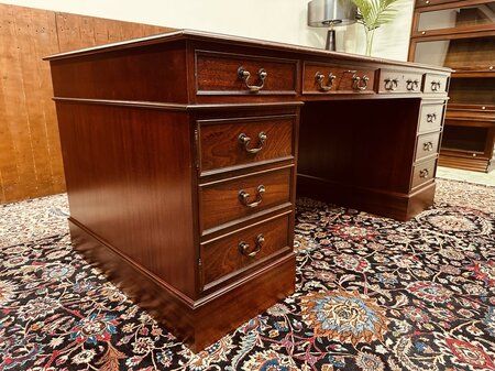 Klassischer englischer Chesterfield Schreibtisch