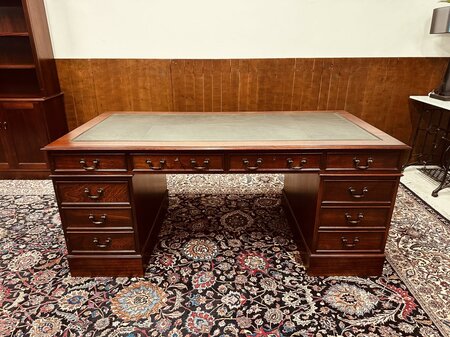 Klassischer englischer Chesterfield Schreibtisch