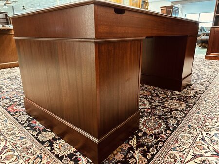 Klassischer englischer Chesterfield Schreibtisch