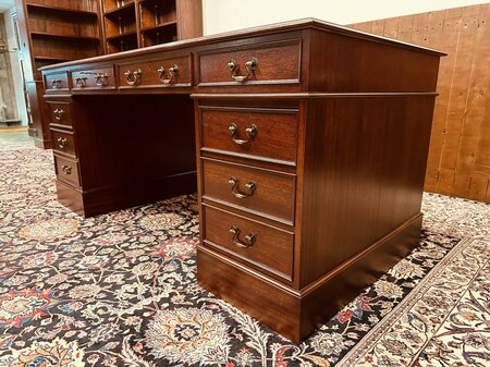 Klassischer englischer Chesterfield Schreibtisch