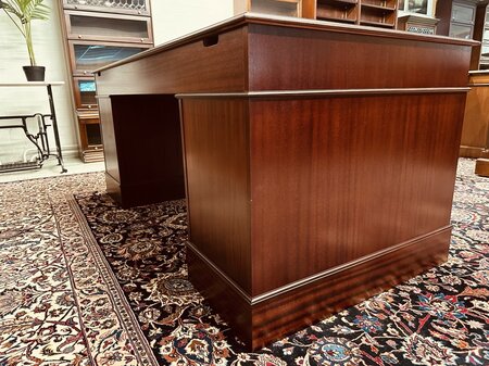 Klassischer englischer Chesterfield Schreibtisch