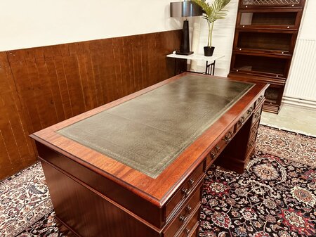 Klassischer englischer Chesterfield Schreibtisch