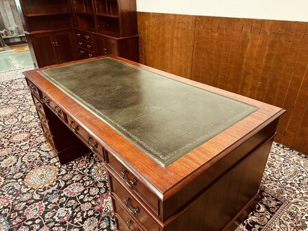 Klassischer englischer Chesterfield Schreibtisch