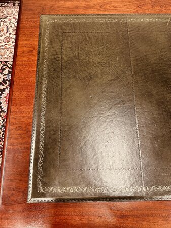 Klassischer englischer Chesterfield Schreibtisch