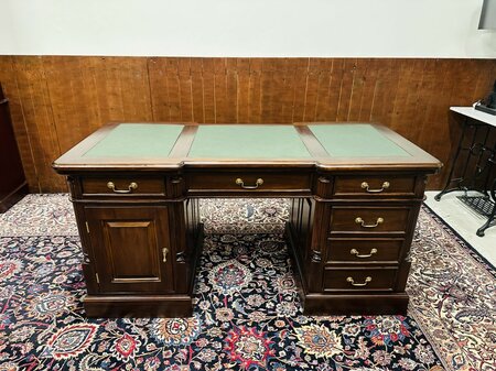 Klassischer englischer Chesterfield-Schreibtisch aus Mahagoni