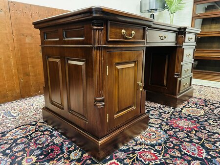 Klassischer englischer Chesterfield-Schreibtisch aus Mahagoni