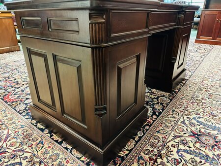 Klassischer englischer Chesterfield-Schreibtisch aus Mahagoni