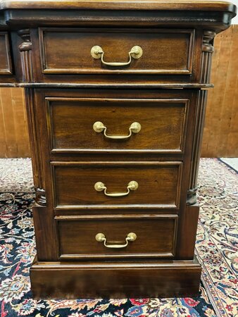Klassischer englischer Chesterfield-Schreibtisch aus Mahagoni