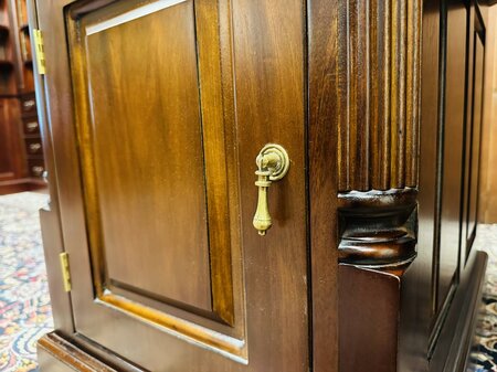 Klassischer englischer Chesterfield-Schreibtisch aus Mahagoni