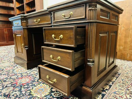 Klassischer englischer Chesterfield-Schreibtisch aus Mahagoni